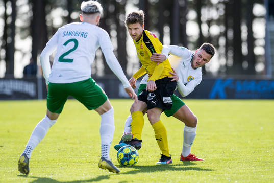 Mjällbys Joel Nilsson och Hammarbys Simon Sandberg (ryggen