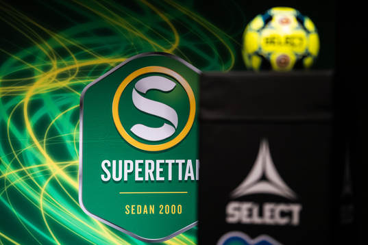 Superettans logotyp syns bakom en Selectboll