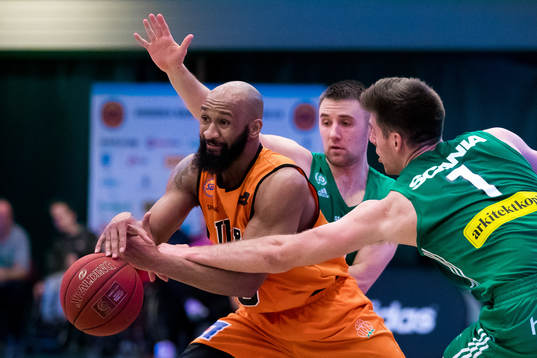 Umeås Eric Gilchrese i kamp om bollen med Södertäljes
