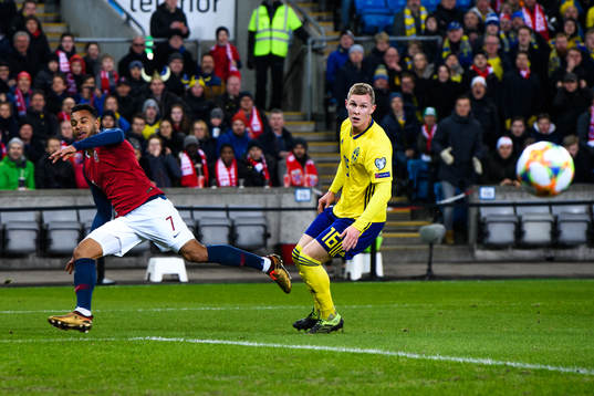 Joshua King of Norway and Emil Krafth of Sweden
