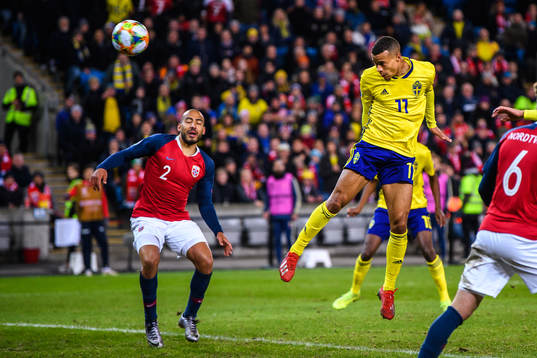 Haitam Aleesami of Norway and Robin Quaison of Sweden