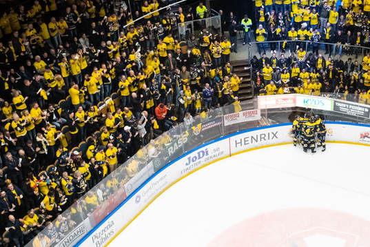 s Anton Bengtsson jublar med lagkamrater