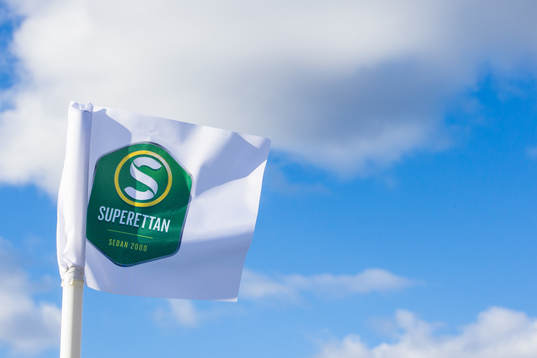 Hörnflagga med Superettan logo