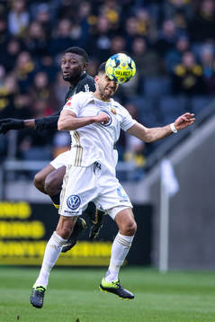 s Chinedu Ogbuke Obasi och en spelare i Östersund