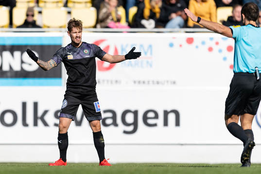 Örebros Daniel Björnkvist reagerar