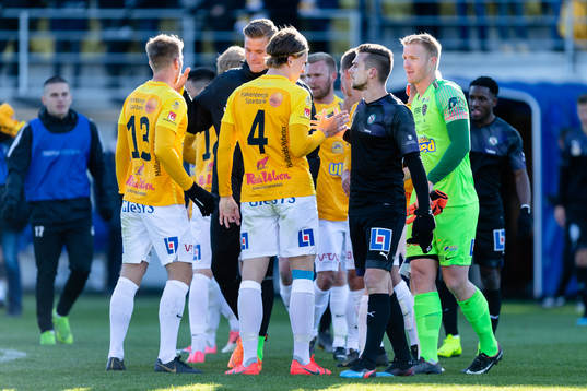 Falkenbergs spelare jublar