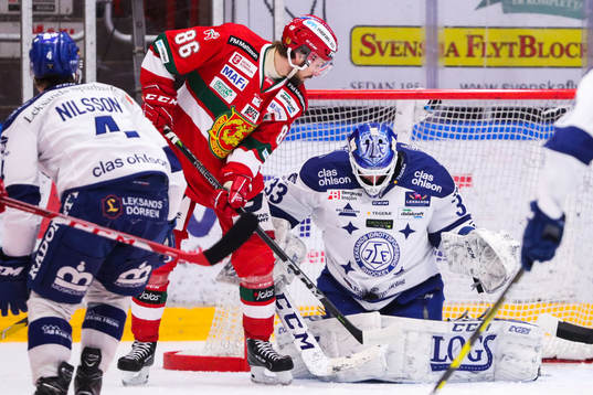 Moras Mathias Bromé framför Leksands målvakt Axel Brage