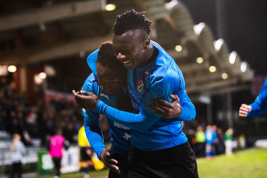 Halmstads Thomas Boakye och Sadat Karim jublar