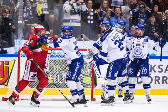Leksands David Rundqvist och Moras Matt Bailey i fight
