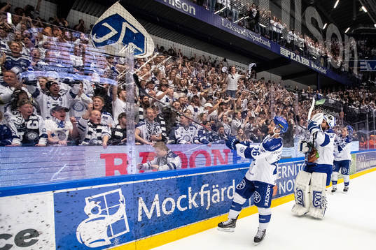 Leksands Kevin Schulze och målvakt Axel Brage  jublar