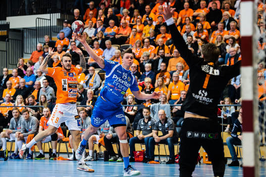 Redbergslids Emil Mellegård och Kristianstads målvakt Leo