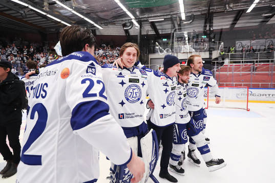 Leksands spelare jublar