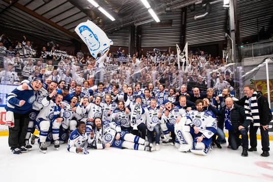 Leksands spelarna jublar framför fansen