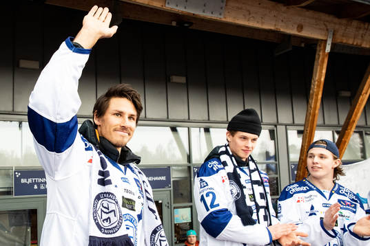 Leksands Jon Knuts  firar vid Tegera Arena dagen