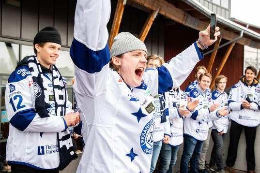 Leksands Johan Porsberger  firar vid Tegera Arena dagen