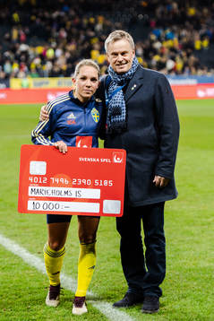 Elin Rubensson of Sweden receives "Most Valuable Player"