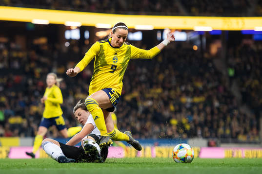 Sara Däbritz of Germany tackles Kosovare Asllani of Sweden
