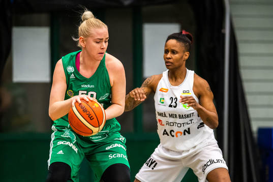 Telges Mikaela Gustafsson och Umeås Tiffany Brown