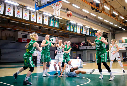 Umeås Hollie Mershon faller