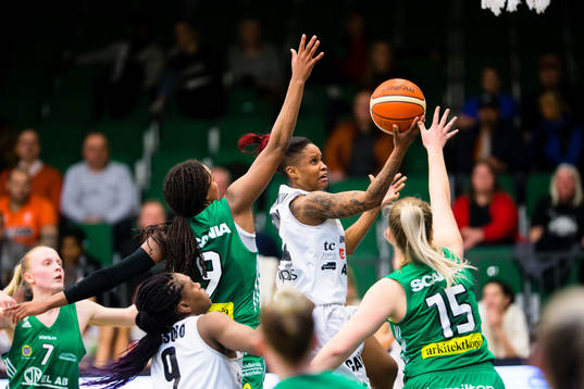 Umeås Tiffany Brown testar skott