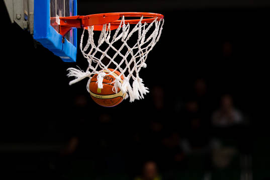 En basketboll går i nät