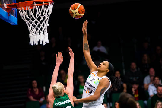 Umeås Alyssa Lawrence testar skott