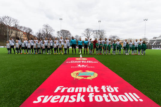 Domarna och spelarna från Brommapojkarna och Hammarby