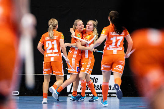 IKSUs Maja Viström jublar med lagkamrater