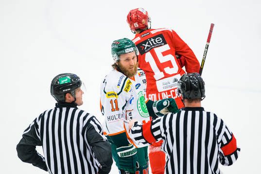 Kristianstads Fredrik Hansson diskuterar med domare Johan