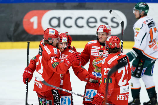 Almtunas Oscar Milton jublar med lagkamrater