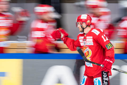 Almtunas Oscar Milton jublar med lagkamrater