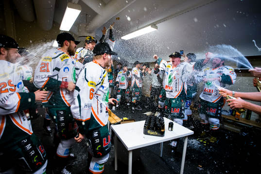Kristianstads spelare jublar i omklädningsrummet