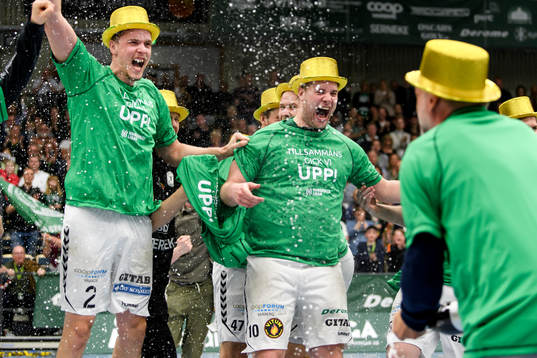 Varbergs Daniel Lindgren och Jacob Friberg jublar