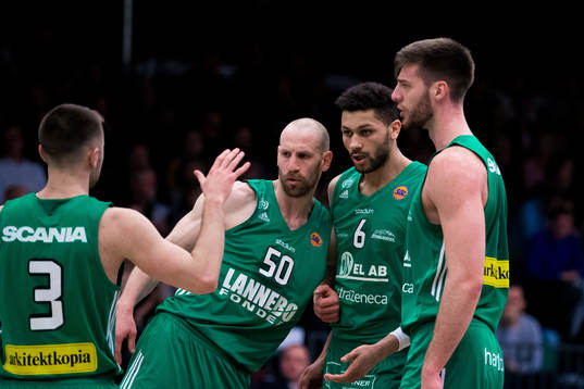 Södertäljes Auston Barnes jublar med Eric Garcia, Martin