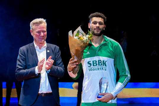 Södertäljes Auston Barnes får priset Årets försvarare