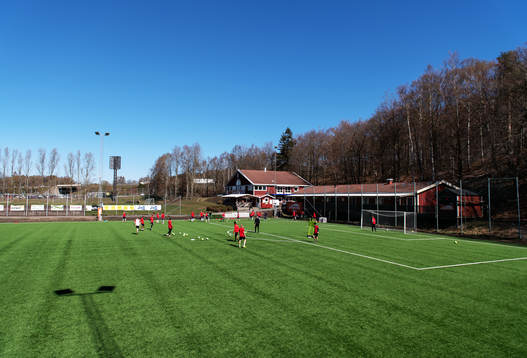 Generell vy över Öis-gården med spelare på plan