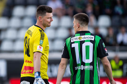 Brages målvakt Peter Rosendal i diskussion med GAIS