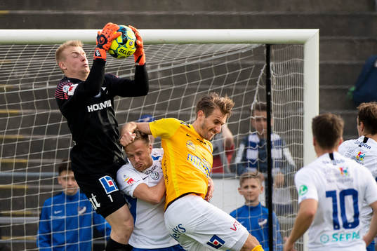 IFK Norrköpings målvakt Isak Pettersson och Falkenbergs