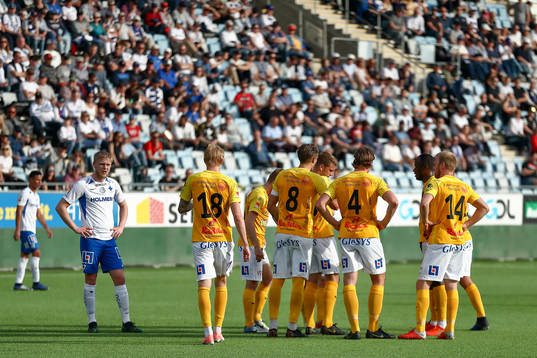 IFK Norrköpings Kalle Holmberg och Falkenbergs spelare