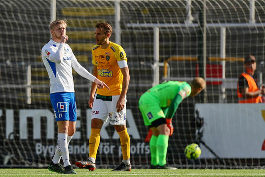 IFK Norrköpings Kalle Holmberg jublar och Falkenbergs