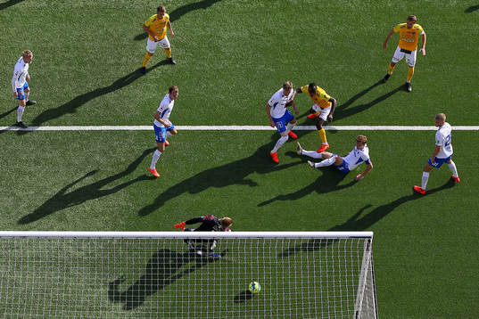Självmål 1-1 av IFK Norrköpings Kasper Larsen förbi