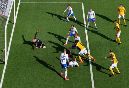 Självmål 1-1 av IFK Norrköpings Kasper Larsen förbi