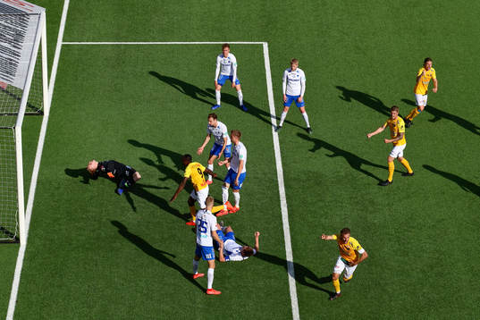 Självmål 1-1 av IFK Norrköpings Kasper Larsen förbi