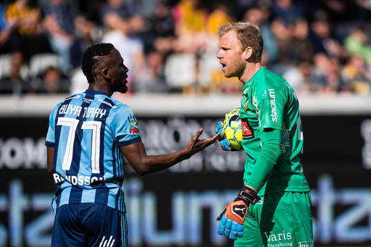 Djurgårdens Mohamed Buya Turay i diskussion med Häckens