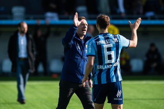 Djurgårdens tränare Kim Bergstrand jublar med Jesper