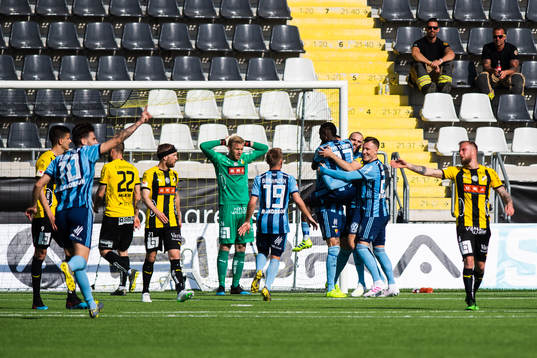 Djurgårdens Erik Berg jublar med lagkamrater