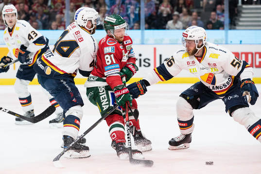 Frölundas Ryan Lasch mellan Djurgårdens Mattias Guter och