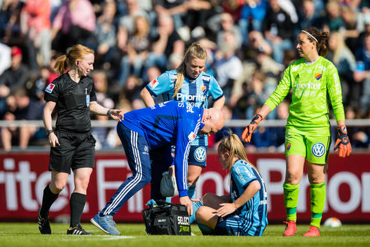 Djurgårdens Gudrun Arnardottir tas om hand av läkare
