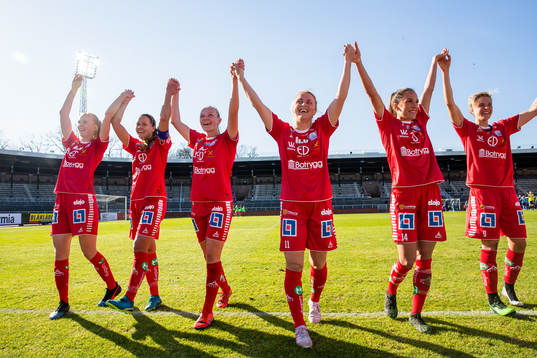 Linköpings spelare jublar med supportrar