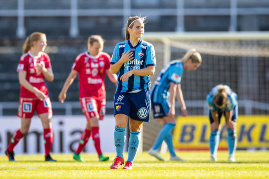 Djurgårdens spelare med Irma Helin  (närmast i bild)